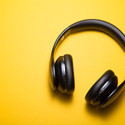 Noise-cancelling headphones
